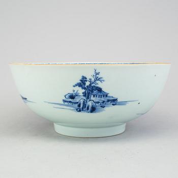 A chinese blue and white punch bowl. Qing dynasty, Qianlong (1736-95).