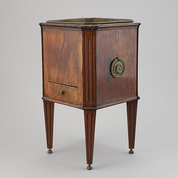 A mahogany wine cooler, first half of the 19th century.