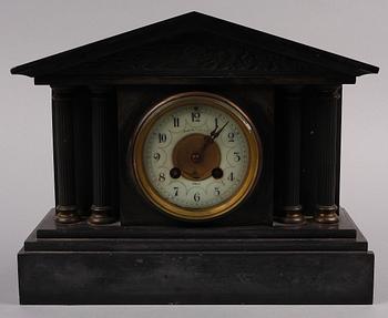 BORDSPENDYL, Maple & Co Ltd, Paris, omkring 1900.