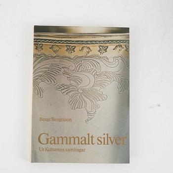 Böcker om silver, 20 volymer, bland annat "Lapskt silver" av Phebe Fjellström.