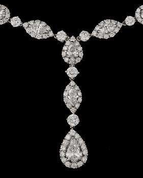 A long drop- and brilliant cut diamond necklace, tot. 25.54 cts.