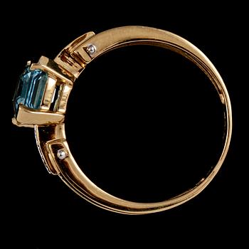 RING, 18k guld med fasettslipad akvamarin samt 6 små briljantslipade diamanter, Guldfynd, 2000-tal. Vikt 4 g.