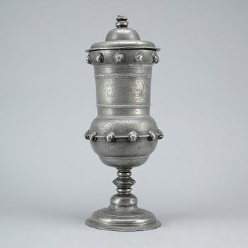 SKRÅPOKAL, tenn, Barock, otydliga stämplar, troligen Tyskland, bär datering 1670.