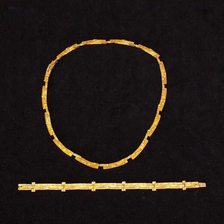 HALSBAND samt ARMBAND, guld 14K, Kruunu-Koru, B.Weckström, armbandet sign BW. Helsingfors 1960-tal. Tot. vikt ca 55,9 g.