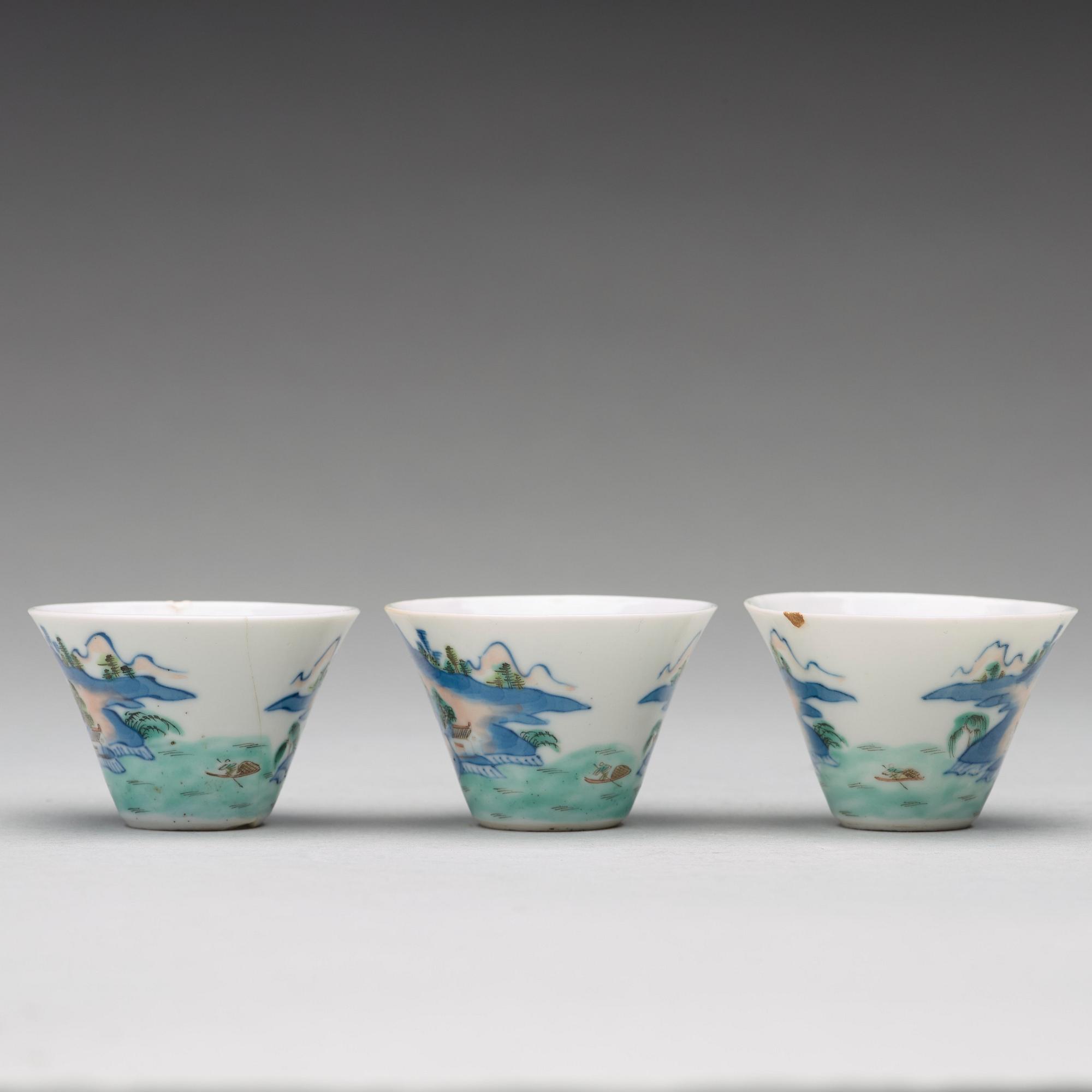 KOPPAR, tre stycken, porslin. Qingdynastin, Jiaqings märke och period (1796-1820).