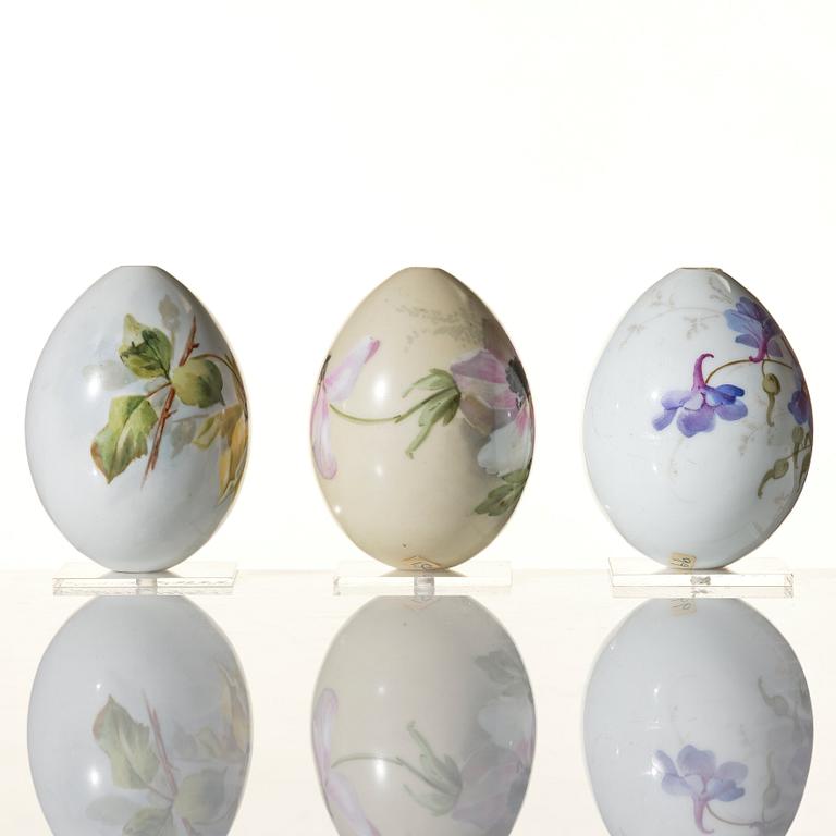 Ägg, tre stycken, porslin. Ryssland, 1890-1900, troligen kejserliga porslinsmanufakturen, St Petersburg.