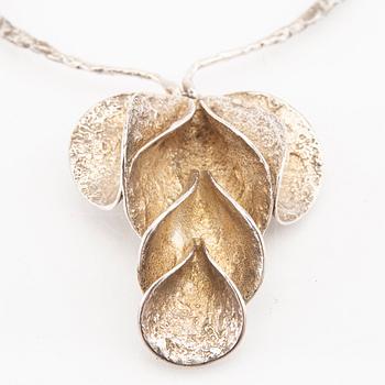 A silver necklace by Theresia Hvorslev for Mema 1978.