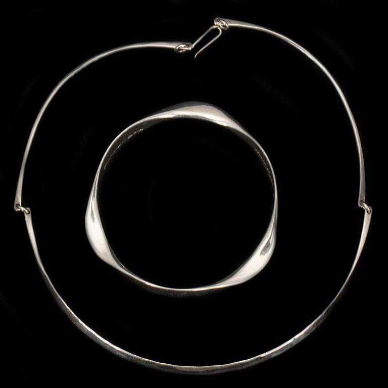 ARMRING SAMT COLLIER, sterlingsilver, Annie Jägbeck, Lund, 1980 samt 1987. Totalvikt ca 52 g.