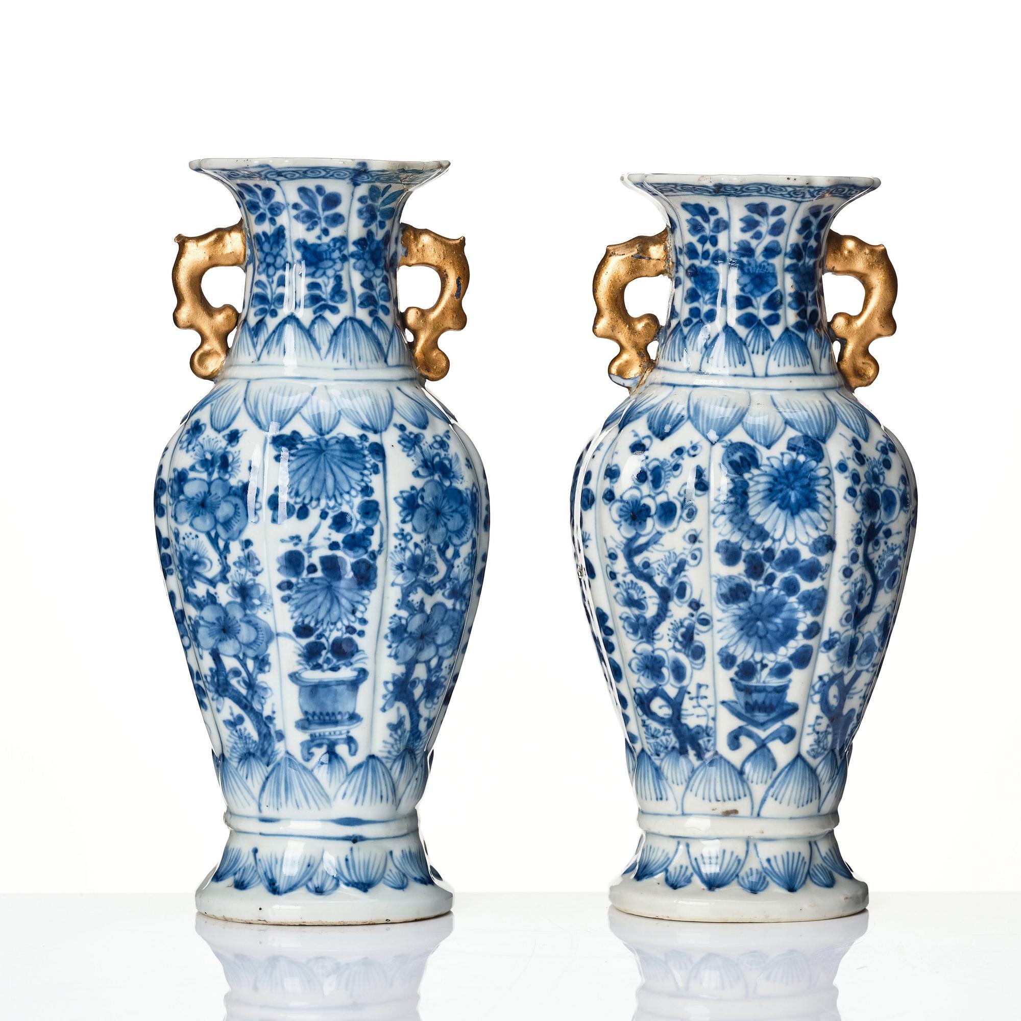 A pair of blue and white vases, Qing dynasty, Kangxi (1662-1722).