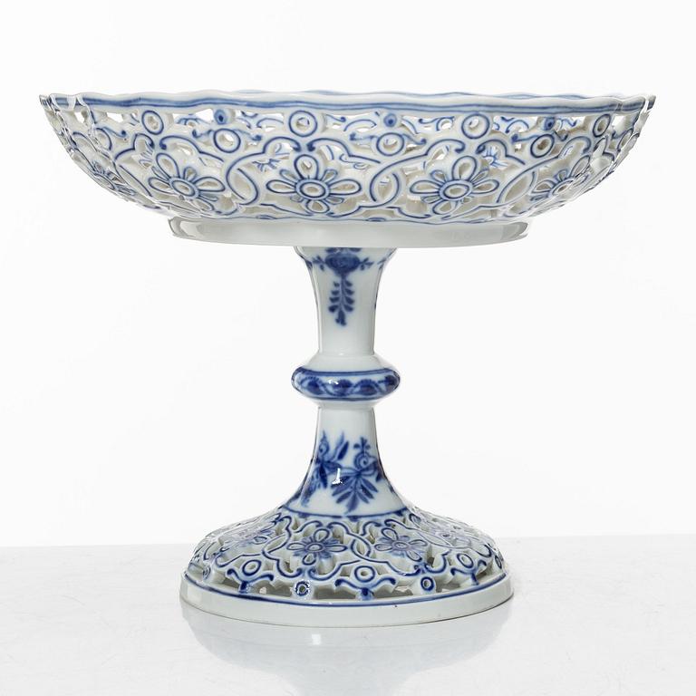 Meissen, a set of nineteen porcelain parts, 'Zwiebelmuster/Blue Onion', Germany.