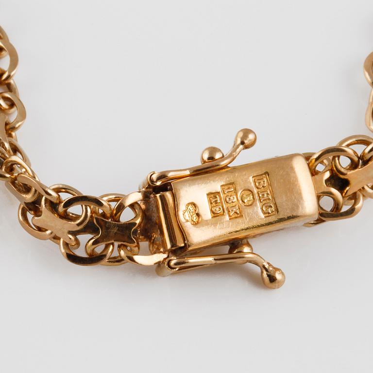ARMBAND med 2 BERLOCKER, 18K guld, Bröderna Heden, Stockholm, 1969. Vikt 9,6 gram.