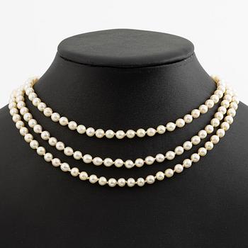 Necklace of cultured pearls, clasped in 18K gold with round brilliant-cut and eight-cut diamonds.