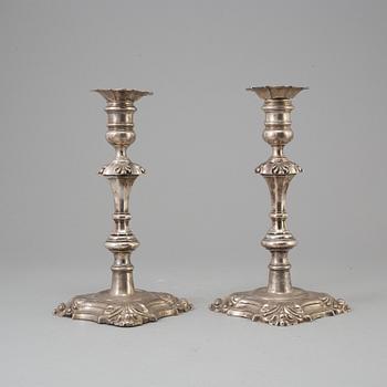 A matched pair of English 18th century silver candlesticks, mark of Paul de Lamerie and David Willaume, London 1748.