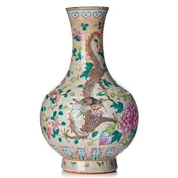 1034. A ge glazed Chinese vase, late Qing dynasty, circa 1900.