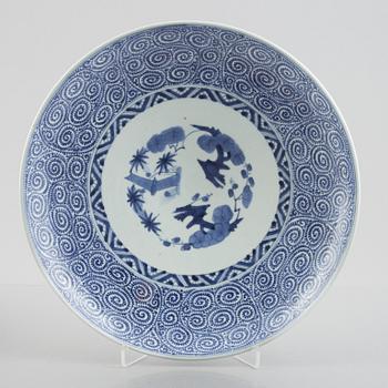 Skålar, två stycken, samt fat, porslin. Japan, Meiji (1898-1912).