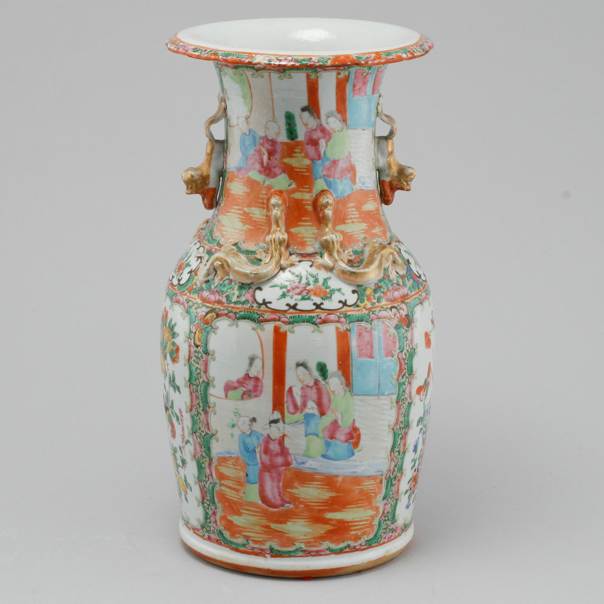 A KANTON VASE, late Qing dynasty (1644-1912).