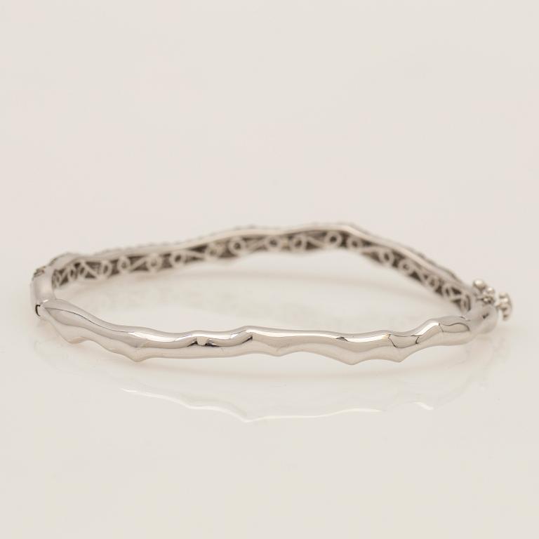 Bracelet, set with brilliant-cut diamonds and white gold.