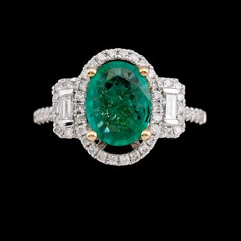 RING, 18 k guld och vitguld, briljantslipade diamanter tot 0.52 ct, smaragd 1.60 ct.
