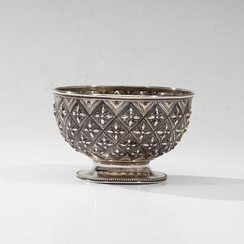SKÅL, sterling silver, London 1869. Vikt 216 g.