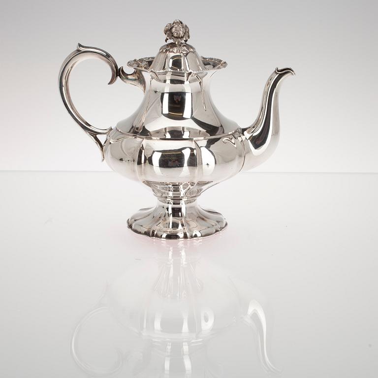 KAFFESERVIS, 3 delar, silver, rokoko stil, Suomen kultasepät, Åbo 1935-1936. Tot. vikt ca 1349 g.