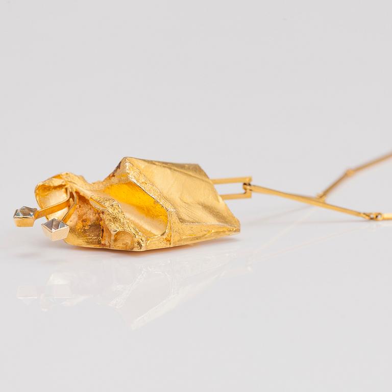 BJÖRN WECKSTRÖM, An 18K gold necklace"Tuulenpuuska" with two aquamarines. Lapponia 1967.