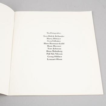 Tiofoto, 2 böcker samt 4 kataloger, några med dedikation.