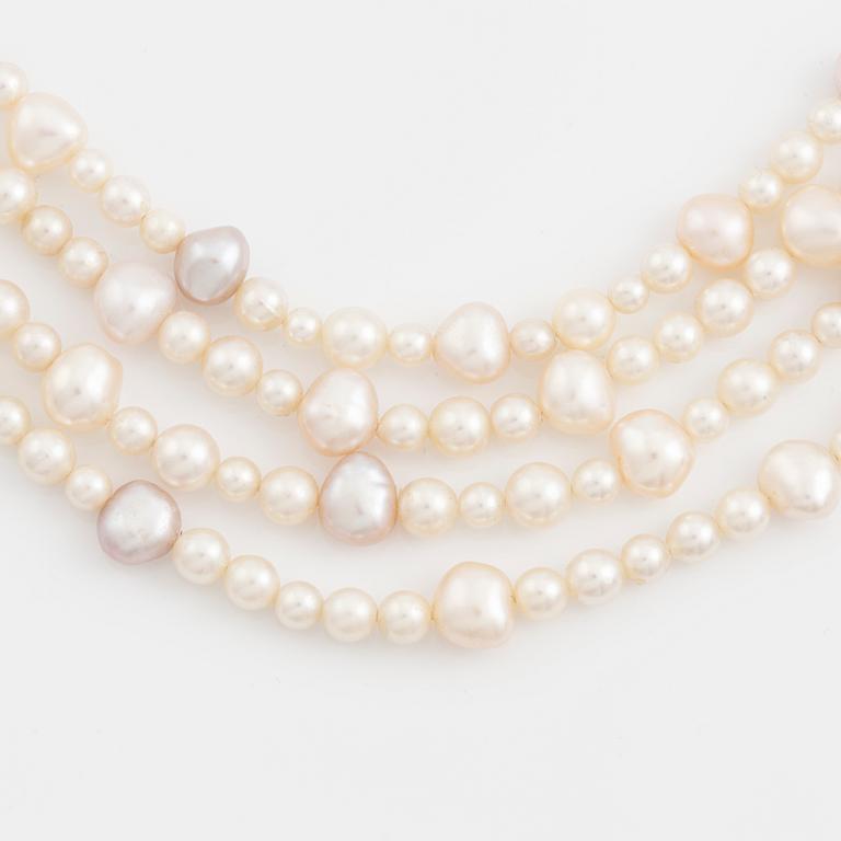 Four-strand pearl necklace, with cultured pearls.