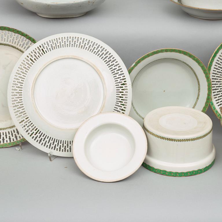 A Chinese Export dessert service, Qing dynasty, Jiaqing (1796-1820). (37 pieces).