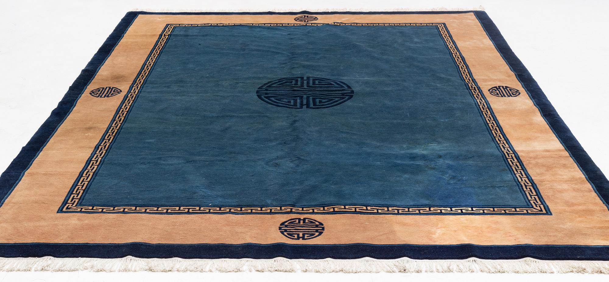 Matta, Kina, old, ca 327 x 245 cm.