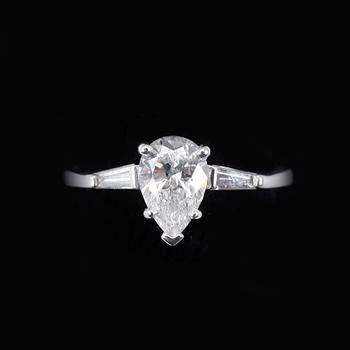 RING, 18k vitguld med päronslipad diamant ca 1,01ct samt två små trapetsslipade diamanter. Vikt 2g.