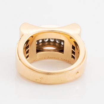 An 18K gold Van Cleef & Arpels ring set with round brilliant-cut diamonds.