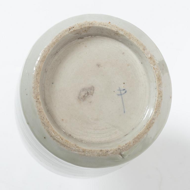 Sju assietter, litet fat samt flaska, porslin, Japan, 1800-/1900-tal.