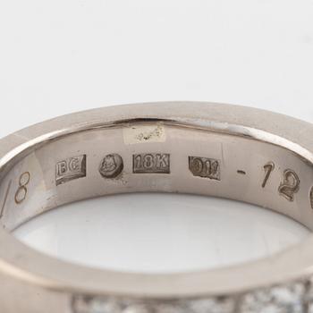 An 18K white gold ring set with round brilliant-cut diamonds.