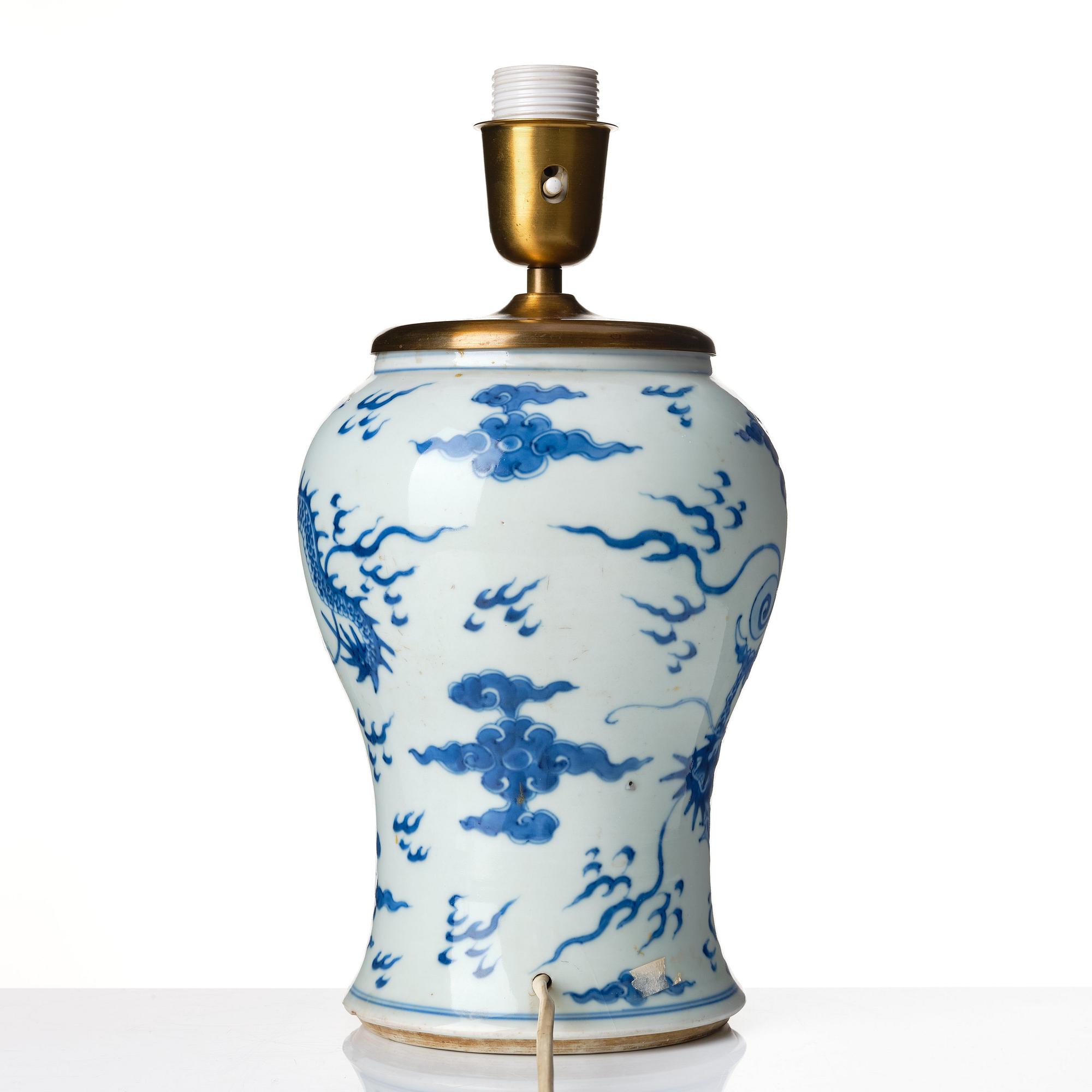 A blue and white Transitional vase, 17th Century.