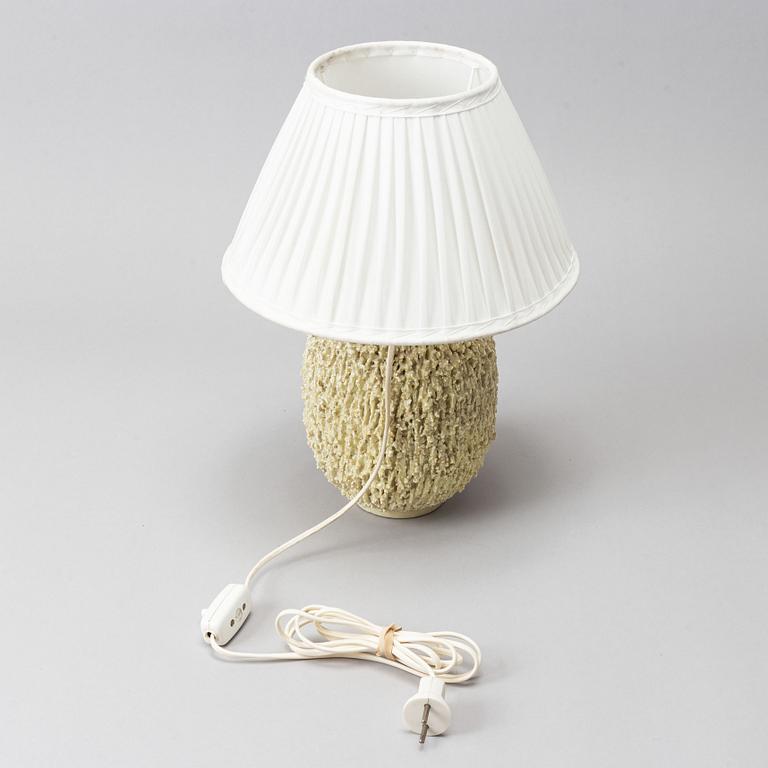 Gunnar Nylund, bordslampa, chamotterat stengods, "Igelkottvasen", Rörstrand, formgiven 1936.