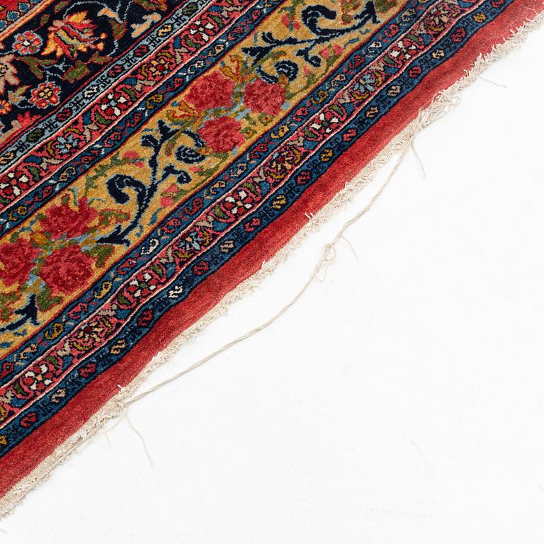 A semi-antik Bidjar carpet, ca 297 x 237 cm.