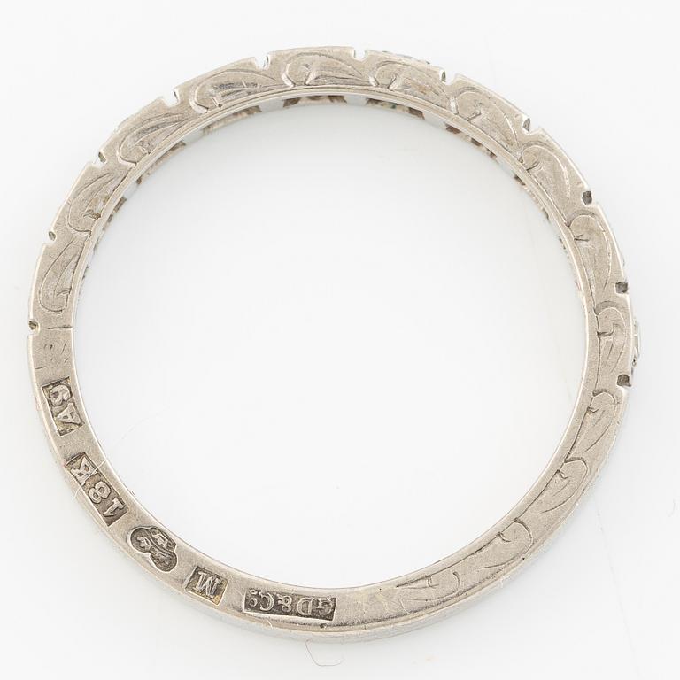 Alliance ring, 18K white gold set with small eight-cut diamonds.