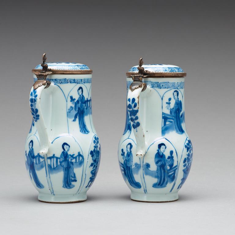 A pair of blue and white tankards, Qing dynasty, Kangxi (1662-1722).