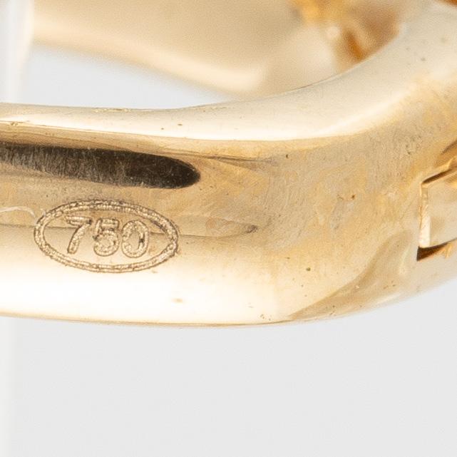 Earrings 18K gold with cultured baroque freshwater pearls and brilliant-cut diamonds.