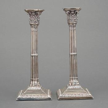 LJUSSTAKAR, ett par, silver, Martin, Hall & Co, Sheffield, England, 1880.