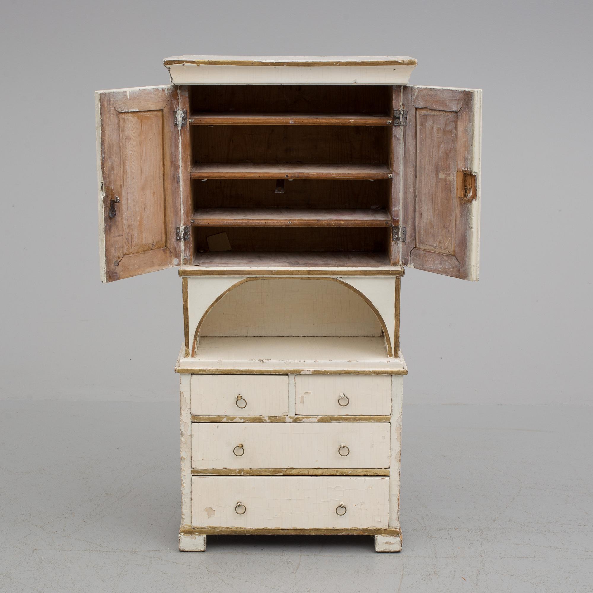 A children's cabinet from the second half of the 19th century.