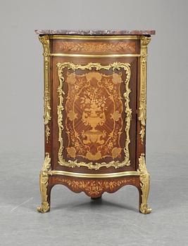324. HÖRNSKÅP. Louis XV-stil, 1900-tal.