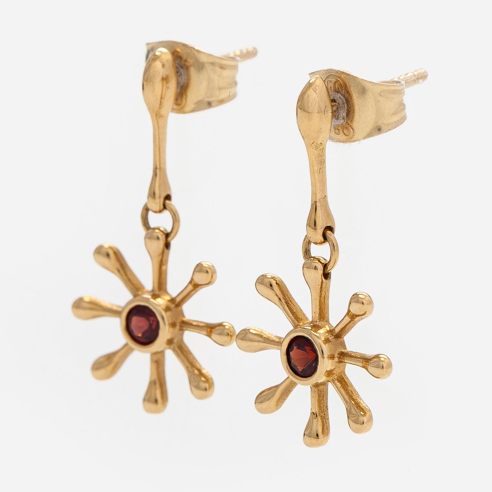 Kirsti Doukas, korvakorut, "Pohjantähti", 18K kultaa ja granaatti. Kalevala Koru, Helsinki.