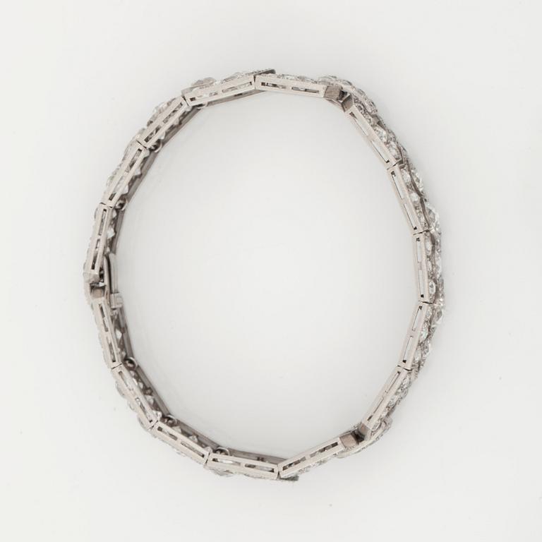 ARMBAND, Art Deco, med briljantslipade diamanter 14.00 cts. Cirka 1920.