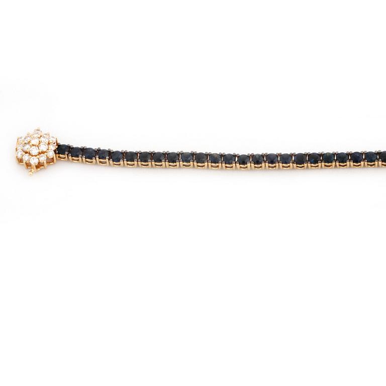 ARMBAND, 18k guld med briljantslipade diamanter, 0.60 ct samt fasettslipade blå safirer, 5.80 ct. Vikt 11,6 g.