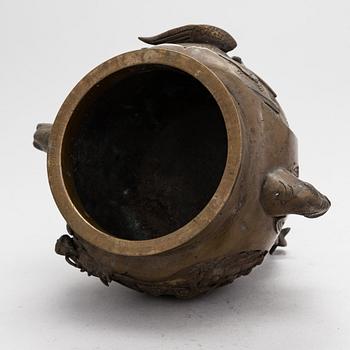 Suitsukeastia, pronssi. Japani, 1900-luku.