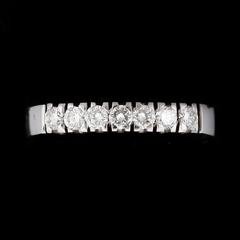 RING, 18k vitguld med 7 briljantslipade diamanter tot ca0,28ct. Vikt 2,6g.
