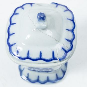 Wilhelm Kåge, 35 pieces of a 'Liljeblå' service, Gustafsberg, Sweden, 1918-1936.