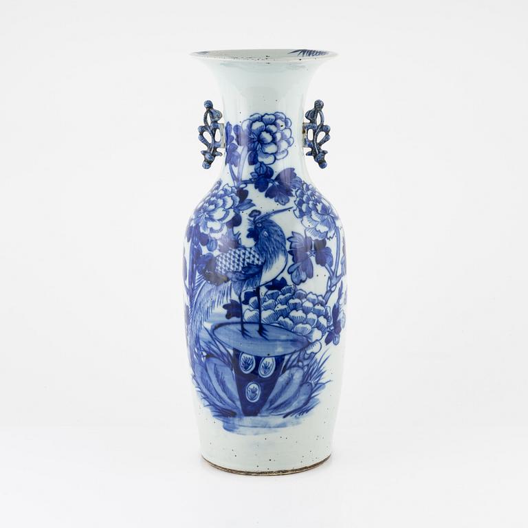 A blue and white porcelain vase, China, late Qing dyansty, late 1800's.