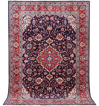 A Mahal carpet, c. 325 x 210 cm.